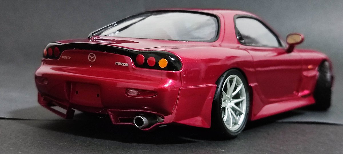 ga2_city202's tweet photo. アオシマRX-7完成。
スリークライトのfdを46Vで作りたくなって。
実際の色合いは4枚目くらい、クリア入ると変わりますな。

タイヤは昔よく使ってたADVAN A048です。

組み立てミスってイライラしてリヤウイングは放り投げたので付けてません。
#青島文化教材社
#アオシマ
#fd3s製作
#fd3s
#46V https://t.co/b4KlVtVr2z