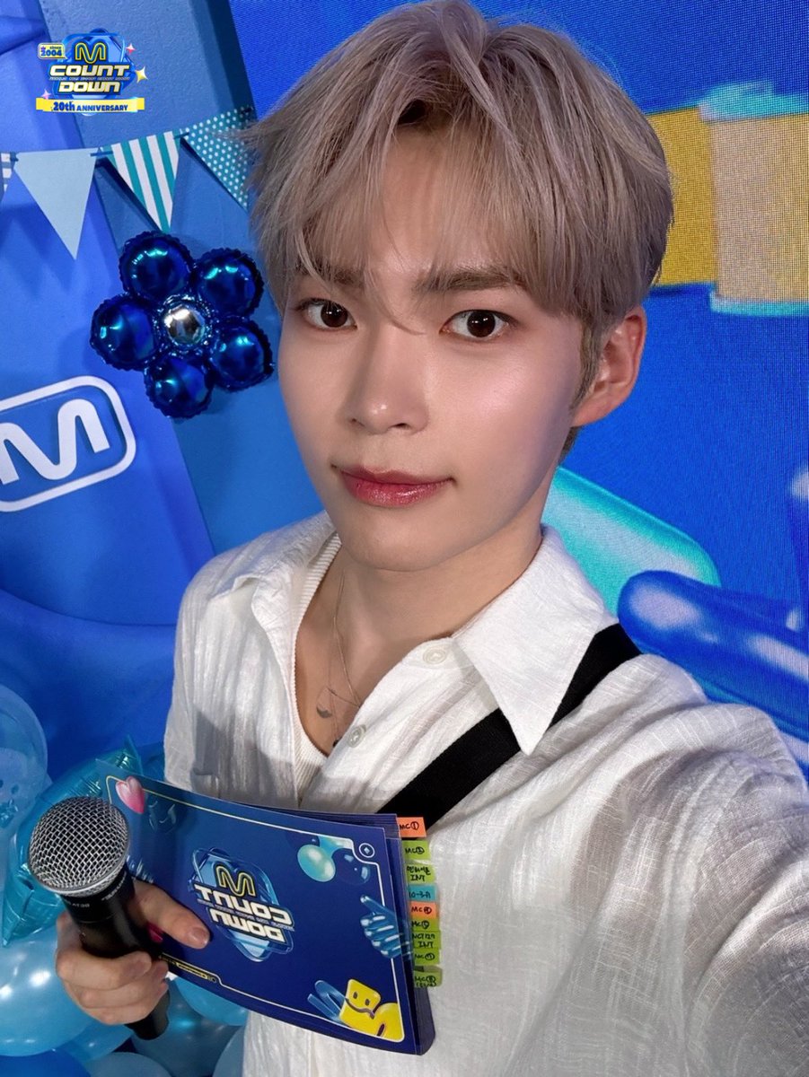 MnetMcountdown's tweet photo. 엠카의 청춘이 반짝이는 이유는 어쩌면 멍또캣 덕분이 아닐까?😚
오늘 20살 생일 파티를 하는 엠카는 솔직히 우리 멍또캣을 형! 오빠!라고 불러도 되는 거 아닐까?🎂🥳
20살에 멍또캣을 가진 엠카.... 이게 진짜 행복 아닐까?💙💛
#ZEROBASEONE #성한빈
#BOYNEXTDOOR #명재현
#RIIZE #소희
#샤인멍또캣 https://t.co/QXBkk9PDk4