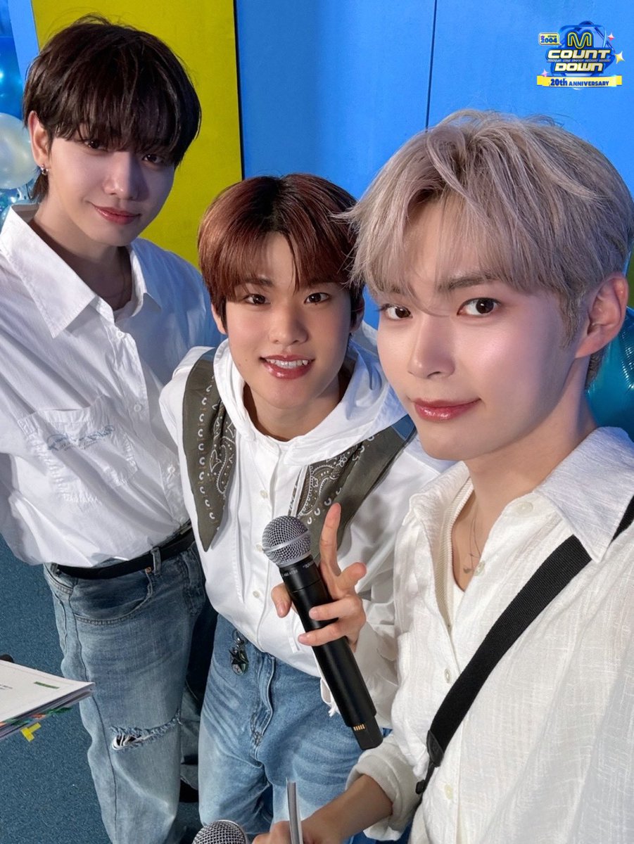 MnetMcountdown's tweet photo. 엠카의 청춘이 반짝이는 이유는 어쩌면 멍또캣 덕분이 아닐까?😚
오늘 20살 생일 파티를 하는 엠카는 솔직히 우리 멍또캣을 형! 오빠!라고 불러도 되는 거 아닐까?🎂🥳
20살에 멍또캣을 가진 엠카.... 이게 진짜 행복 아닐까?💙💛
#ZEROBASEONE #성한빈
#BOYNEXTDOOR #명재현
#RIIZE #소희
#샤인멍또캣 https://t.co/QXBkk9PDk4