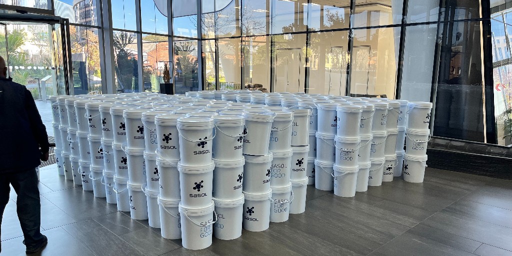 This #MandelaDay, we focused on food security by assembling &amp; distributing nutritious hampers to vulnerable groups, specifically child-headed households &amp; elderly caregivers. We thank all our employees who participated &amp; made a difference #SasolinSociety #SasolforGood #MandelaDay