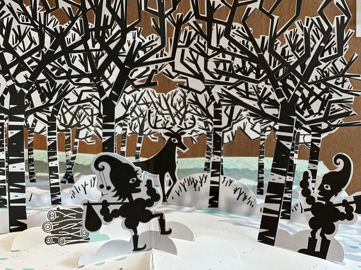 <숲 속에서> 라는 제목의 귀여운 팝업북입니다. 눈 내리는 자작나무 숲에서 살아가는 요정들이 눈이 녹기 시작하는 봄이 오자 얼음이 녹은 곳을 찾아서 신나게 숲을 다니는 내용이에요. 땅을 개간하려고요.