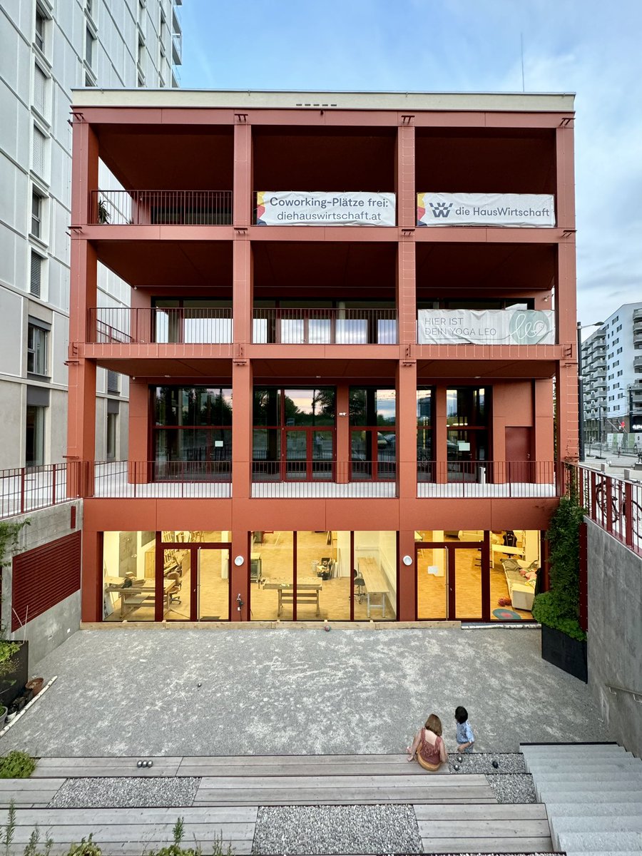 Unser versunkener Hof bei <a href="/dhw_wien/">die HausWirtschaft</a> ist zur Pétanque-Bahn ausgebaut worden. Kein Wunder wenn der Nachbar einer der besten Spieler des Landes ist 😉