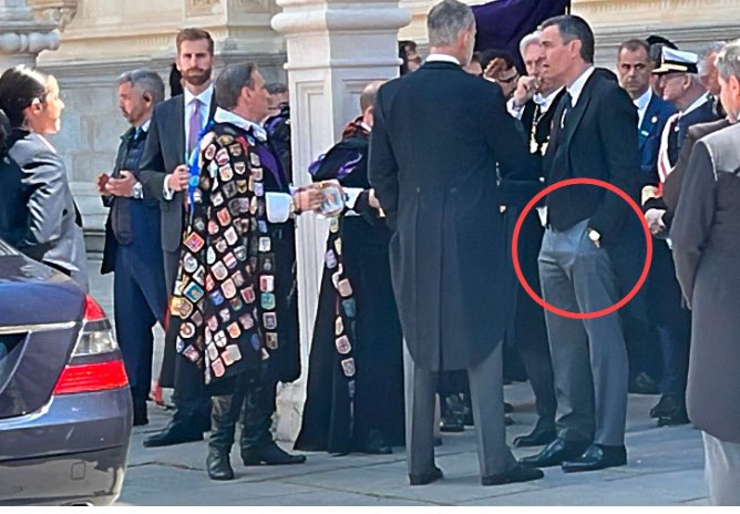muditoo1's tweet photo. Ahora @DaniCarvajal92 es un mal educado por no saludar con efusividad al presidente del gobierno y muestras tanto a éste no se le dice nada por recibir a su majestad el Rey con las manos en los bolsillos . Aquí unos son buenos y otros son malos a criterio de la izquierda https://t.co/Z2cQnTTErG