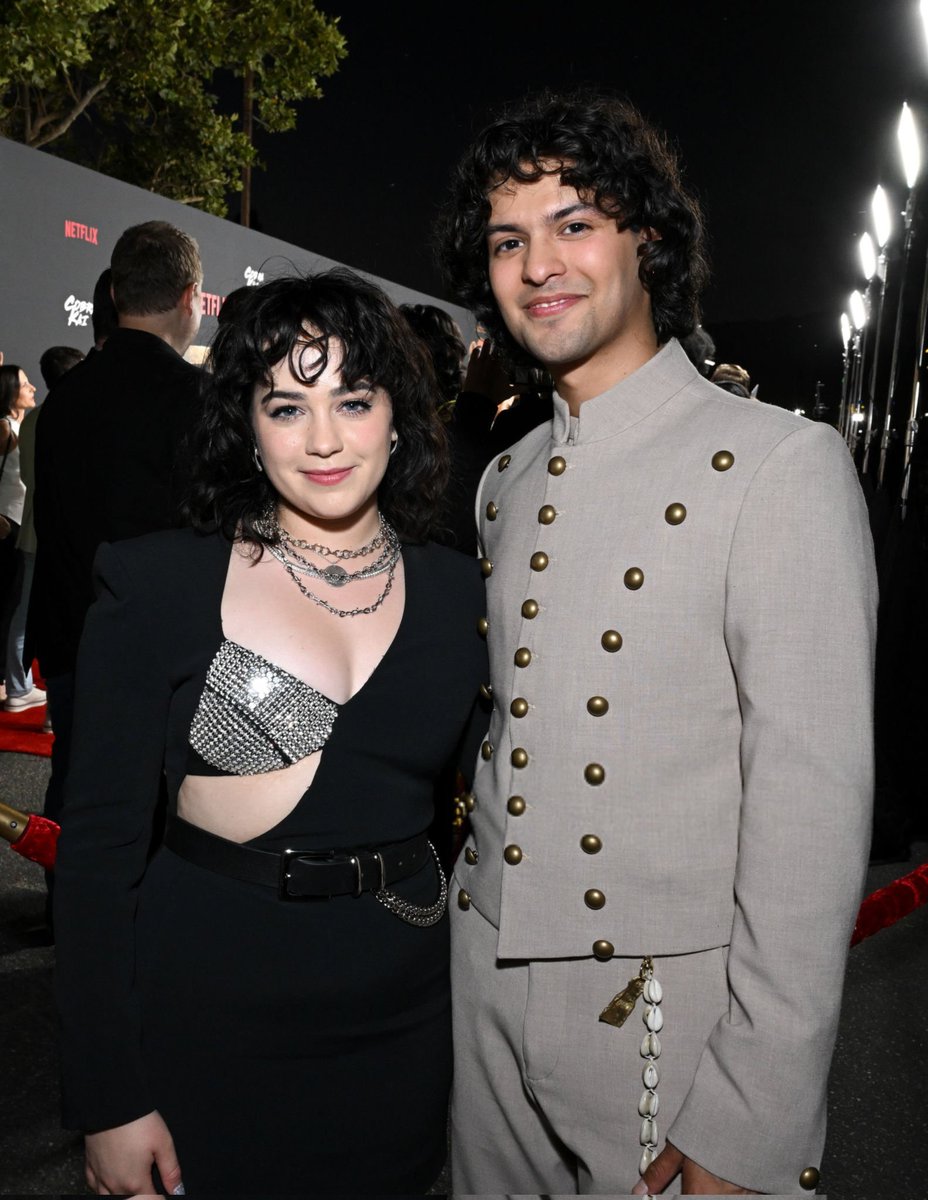 xolombrasil's tweet photo. Xolo Maridueña e Mary Mouser na premiere de Cobra Kai. ❤️ https://t.co/UeOmHdQRMV