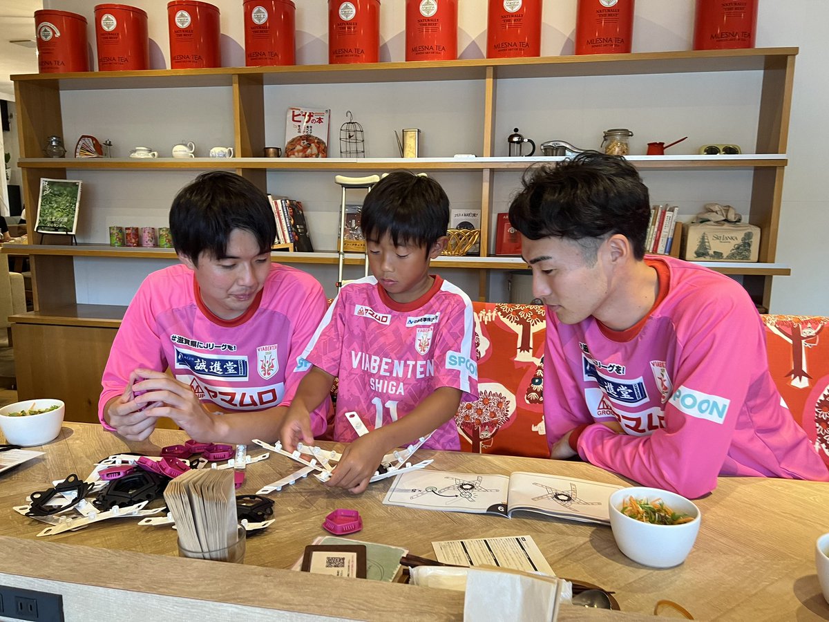 VIABENTEN_SHIGA's tweet photo. ／
𝗩𝗜𝗔𝗕𝗘𝗡𝗧𝗘𝗡×𝗦𝗣𝗢𝗢𝗡🫖🩷
マイサッカーボールを作ろう⚽️
＼

パートナー企業SPOON社との新たな取り組みの #マイフットボールキット🤗🙌

54個の部品から組み立てるボール👀⁉️

今後、選手たちと子どもたちが一緒に創るイベントなどを企画していきます🌈

お楽しみに〜😍💓

#ヴィアベンテン滋賀 #滋賀県にJリーグを　
＠watanabe0072 ＠ItsutoK419 ＠mkazu8