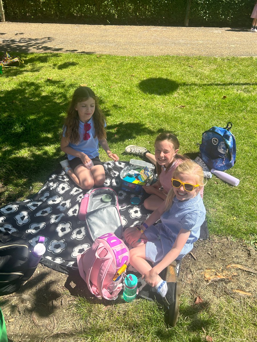 NeasdenPrimary's tweet image. 4H are enjoying their time dinner in the park. #suntimefuntime @HumberEdTrust