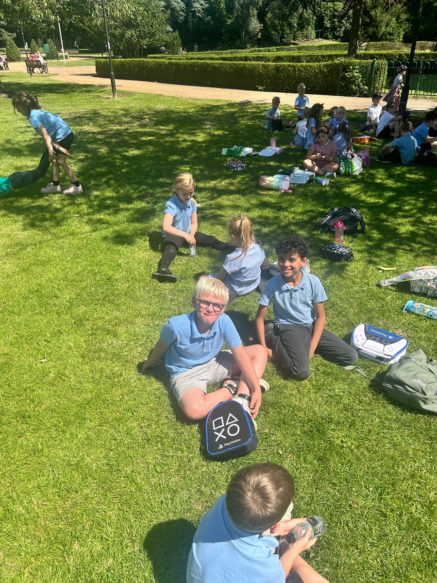 NeasdenPrimary's tweet image. 4H are enjoying their time dinner in the park. #suntimefuntime @HumberEdTrust