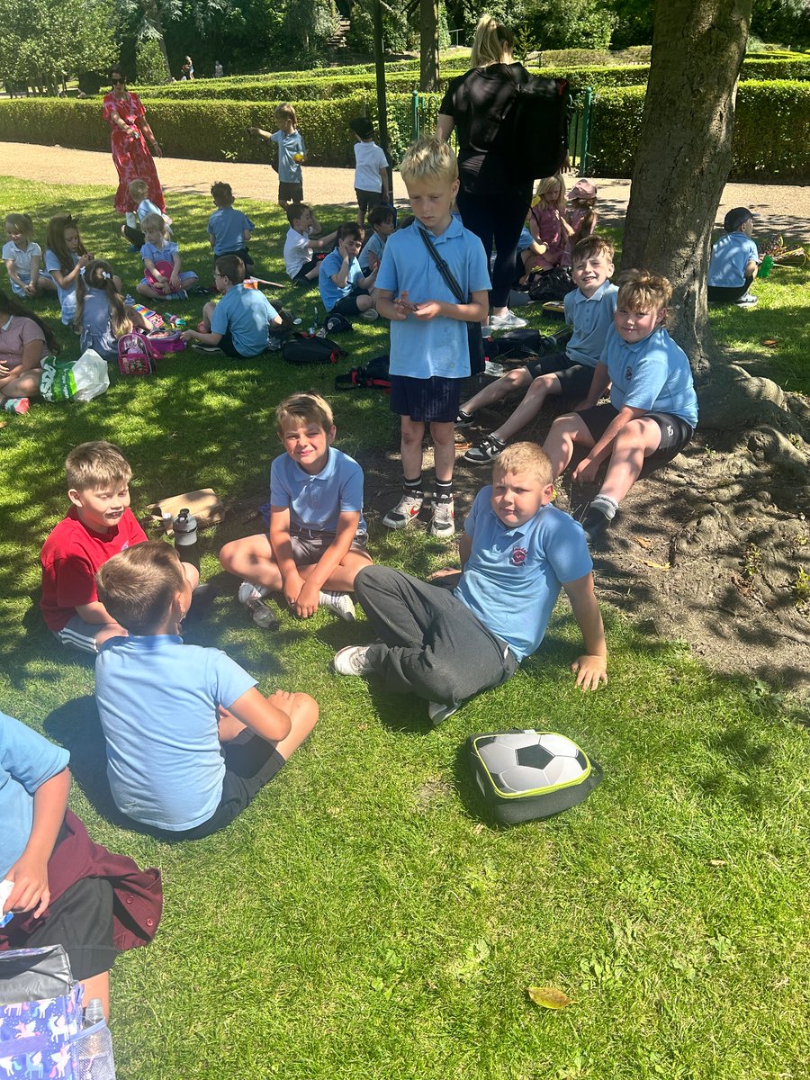 NeasdenPrimary's tweet image. 4H are enjoying their time dinner in the park. #suntimefuntime @HumberEdTrust