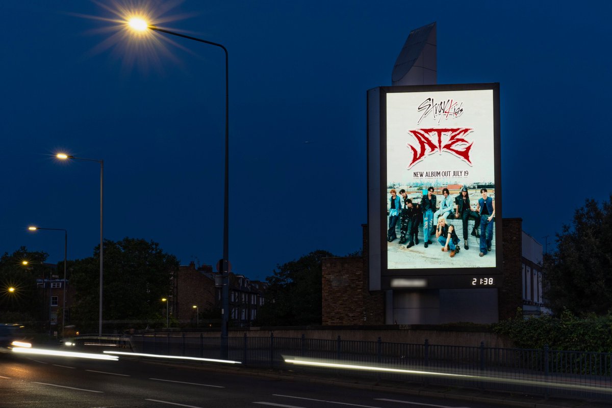 Stray_Kids's tweet photo. [스키지기]
런던의 거리들을 빛내는 스키즈🌟
Stray Kids lighting up the streets of London, Boom!💥

Listen to "ATE" now🥠
https://t.co/OGIBDtigG0

#StrayKids #스트레이키즈
#ATE
#ChkChkBoom
#StrayKidsComeback
#YouMakeStrayKidsStay https://t.co/uUurt6QQYJ