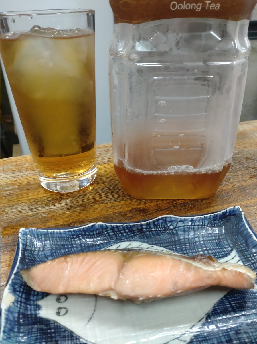 EO8o7e8IkWvbdNF's tweet photo. #焼鳥　#ホッピー　#塩鮭　#ウーロンハイ
行きつけで一杯 https://t.co/5Plp3VoJoz