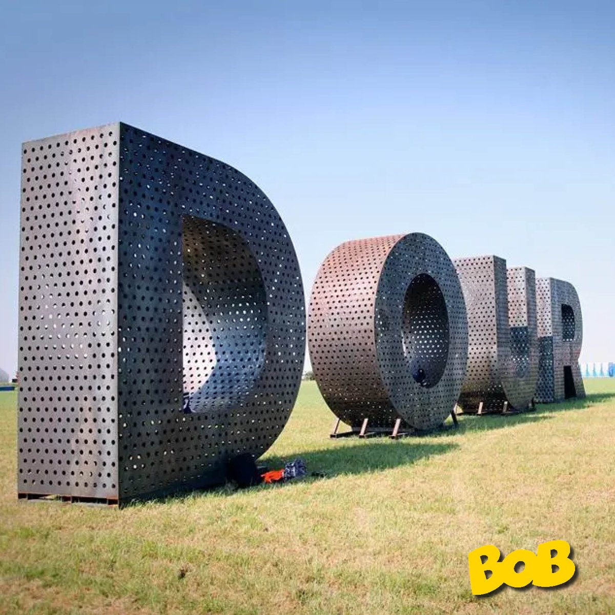BOB zal aanwezig zijn op de parkeerplaats van DOUR met blaastesten om je bewust te maken van de gevaren van alcohol achter het stuur. 🚗🚫🍻

Sporter of supporter? Wie rijdt, drinkt niet! 💛

#DOUR24 #BOB #Alcoholachterhetstuur #Bewustwording