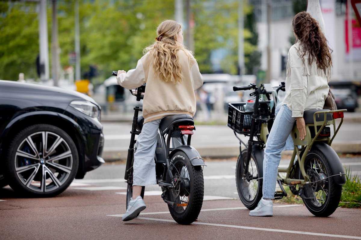 "Kunnen jullie niet iets aan die #fatbikes doen?" "Helmplicht en minimumleeftijd invoeren!" Ook bij de Fietsersbond maken we ons zorgen over de fatbike en de gevolgen voor #fietsveiligheid. Het is geen makkelijk dossier, 5 vragen aan Kees Bakker: fietsersbond.nl/nieuws/groeien…📸DigiDaan