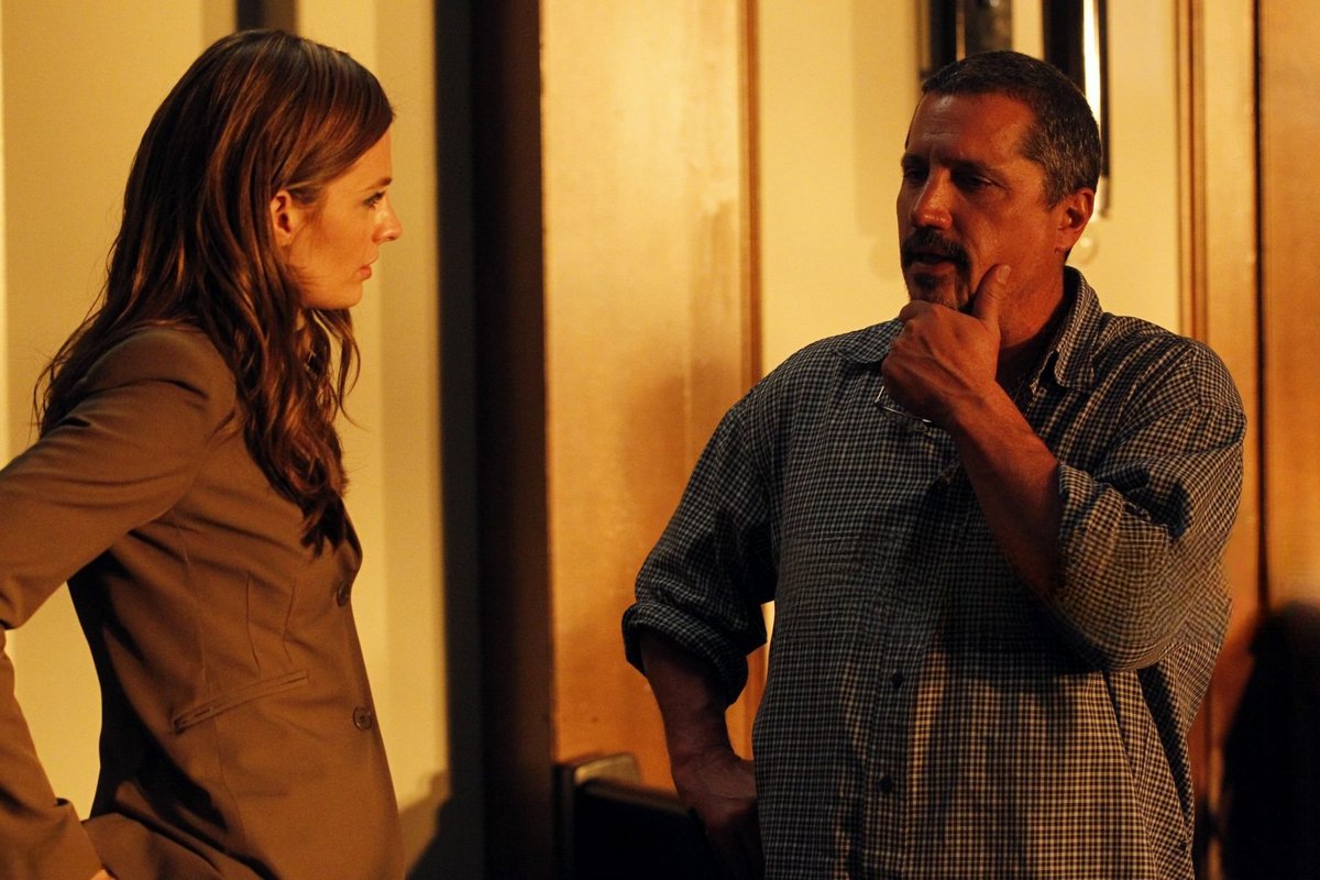 karo8710's tweet photo. #TBT: #Castle 3x24 "Knockout" (Season Finale) - aired May 16, 2011 | BTS
Stana Katic with director Rob Bowman.
#StanaKatic
#RobBowman
#behindthescenes
#ThrowbackThursday
@Castle_ABC https://t.co/cD3miVsvdW