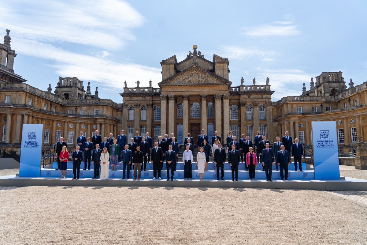 Statsminister Mette Frederiksen er ankommet til Blenheim Palace, hvor hun mødes med de europæiske stats- og regeringschefer. På dagsordenen er Ukraines frihedskamp og migration.