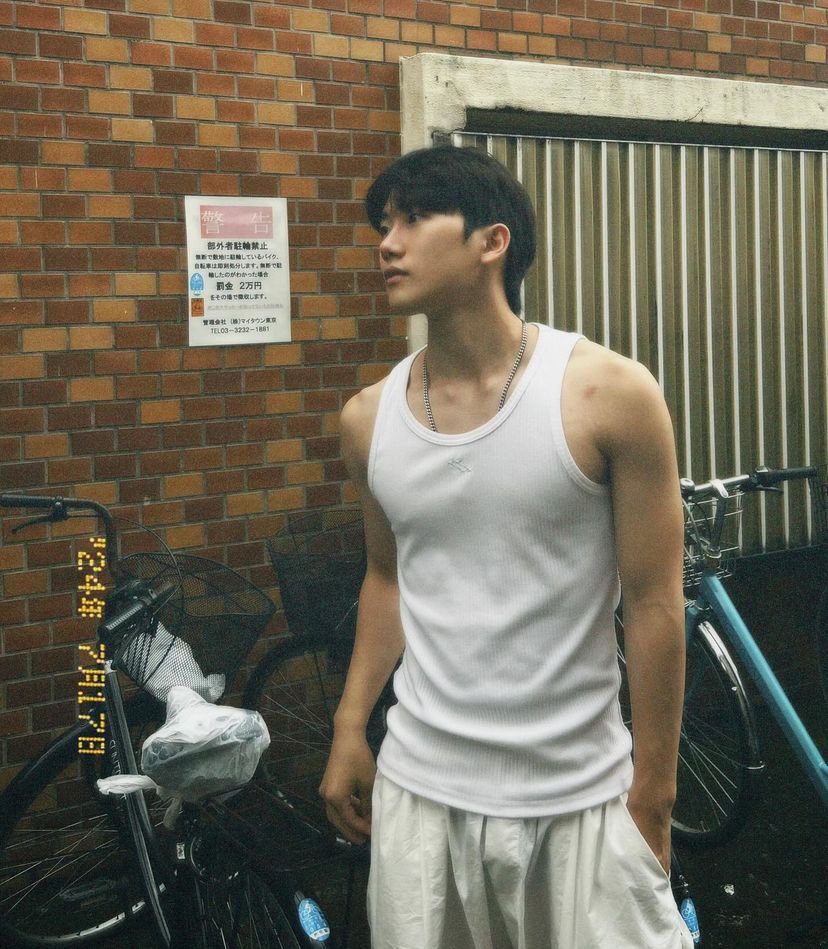 jawsuba's tweet photo. 이 민소매 본인 소장 옷이었던거임..? https://t.co/fkvTy0TEwo