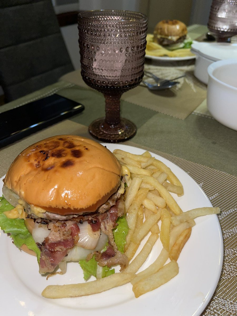 alterCoy2020's tweet photo. Dw Legit man? Hahah.. Kamahal nagd mag burger sagwa.. ma DIY ta..
#angusbeefpatty
#burger
#iloilo
#mycookbook https://t.co/3m1dqkTOfC