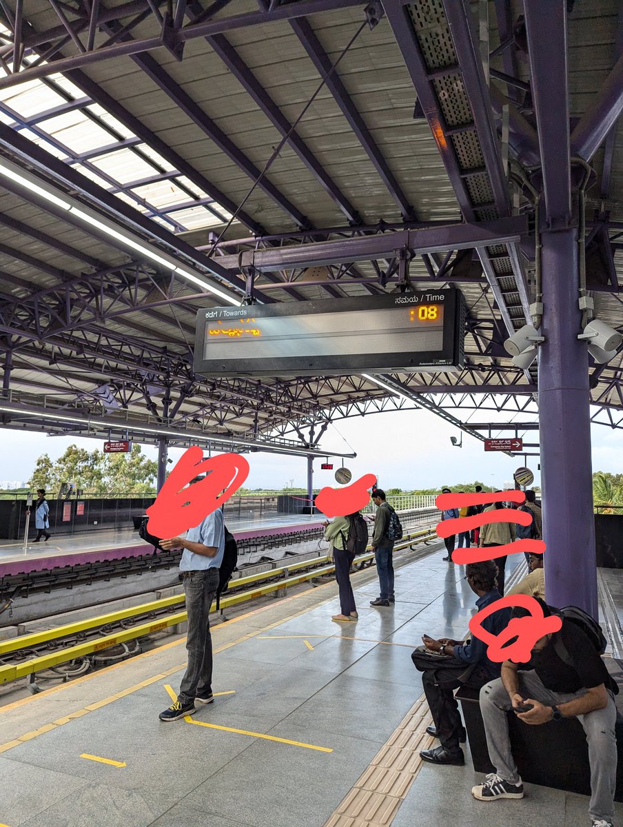 whitefieldmetro's tweet photo. Frequency of the metro at Pattandur agrahara station currently is 8 mins!
5.30 pm isnt peak hours for @OfficialBMRCL ? 100s of people waiting to board and then eventually it gets super crowded and it is almost full By the time it reaches BYPL
@srivasrbmrccoi1 @srinualavilli https://t.co/46AeqGyha9