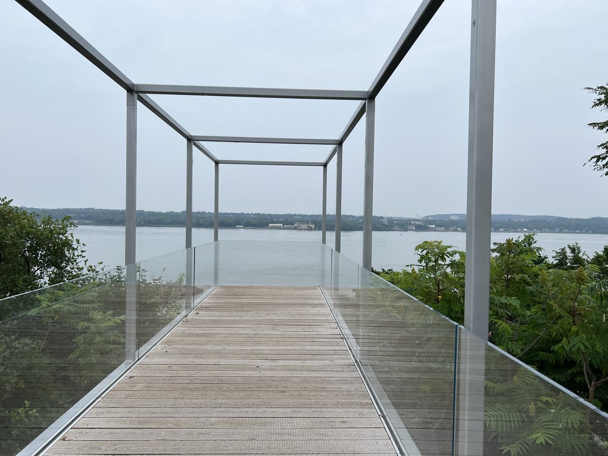 HildaBikes's tweet photo. @LangeAlexandra @drop_dada I took that same photo; the door frames are so clever. Right above that is a strange little lookout, halfway up the very steep Côte de Sillery. And the public pools are all free and accessible. https://t.co/yuHmHHYuQG