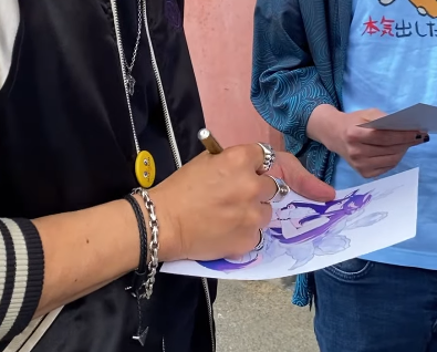 Lijeah's tweet photo. There he is signing my WOL print!! #FFXIV #FF14 https://t.co/gHxQT1VgK4 https://t.co/3fZVL1ZnIF
