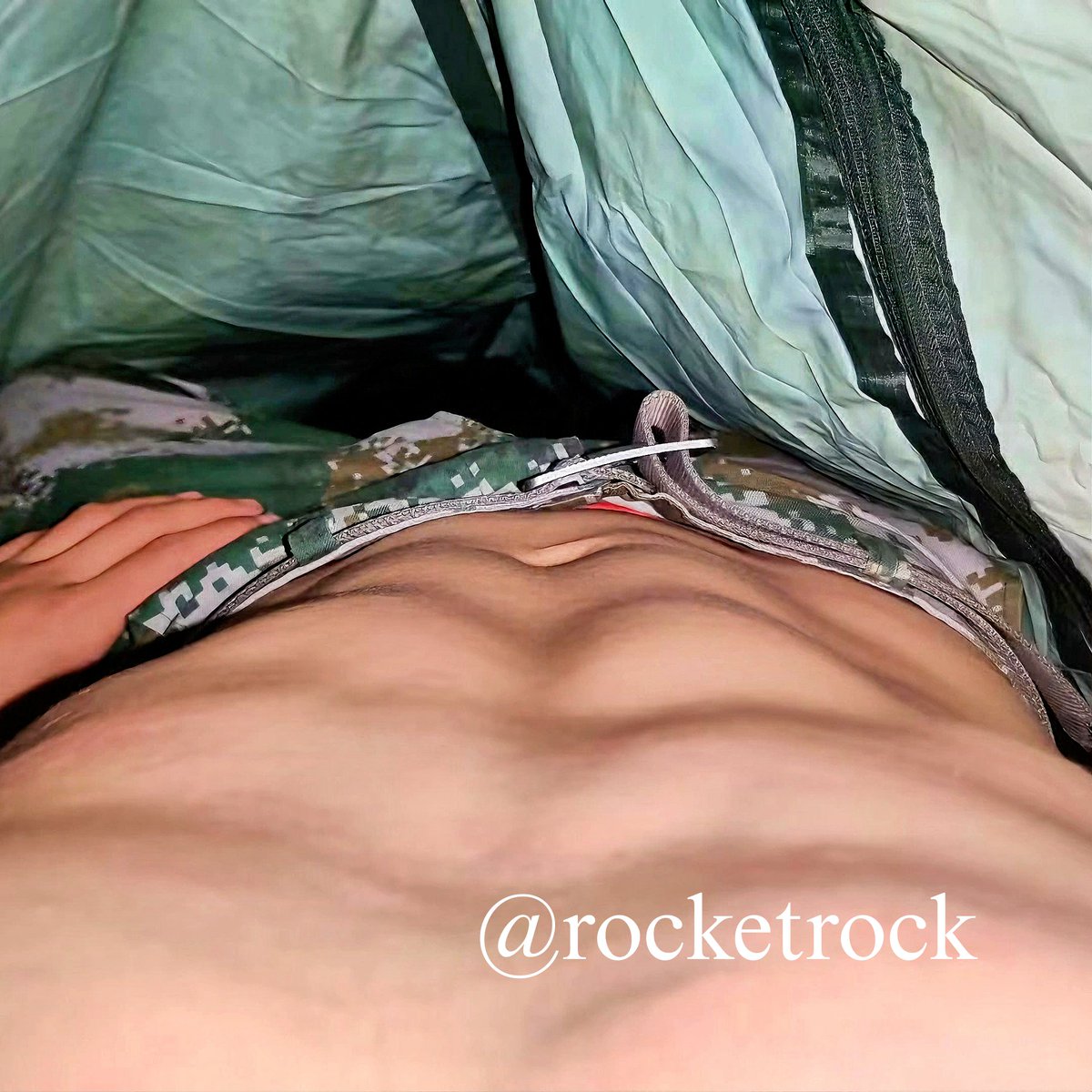 RocketrockX's tweet photo. 天气太热了，好羡慕退可以吹空调的
#兵哥哥 #现役 #大屌 https://t.co/owHAAQsYf8