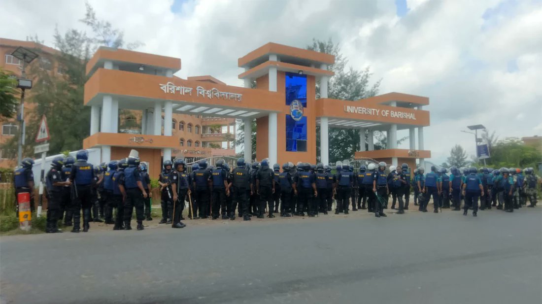 শিক্ষার্থীদের কাছে ক্ষমা চেয়ে ক্যাম্পাস ছাড়ল পুলিশ