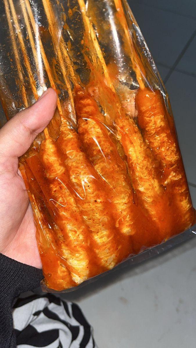 "Nih sesuai janji gue. Sekalian gue beliin telur gulung takutnya kelamaan di Paris lu lupa rasa jalanan lokal."

<a href="/makagatha/">Agatha</a>