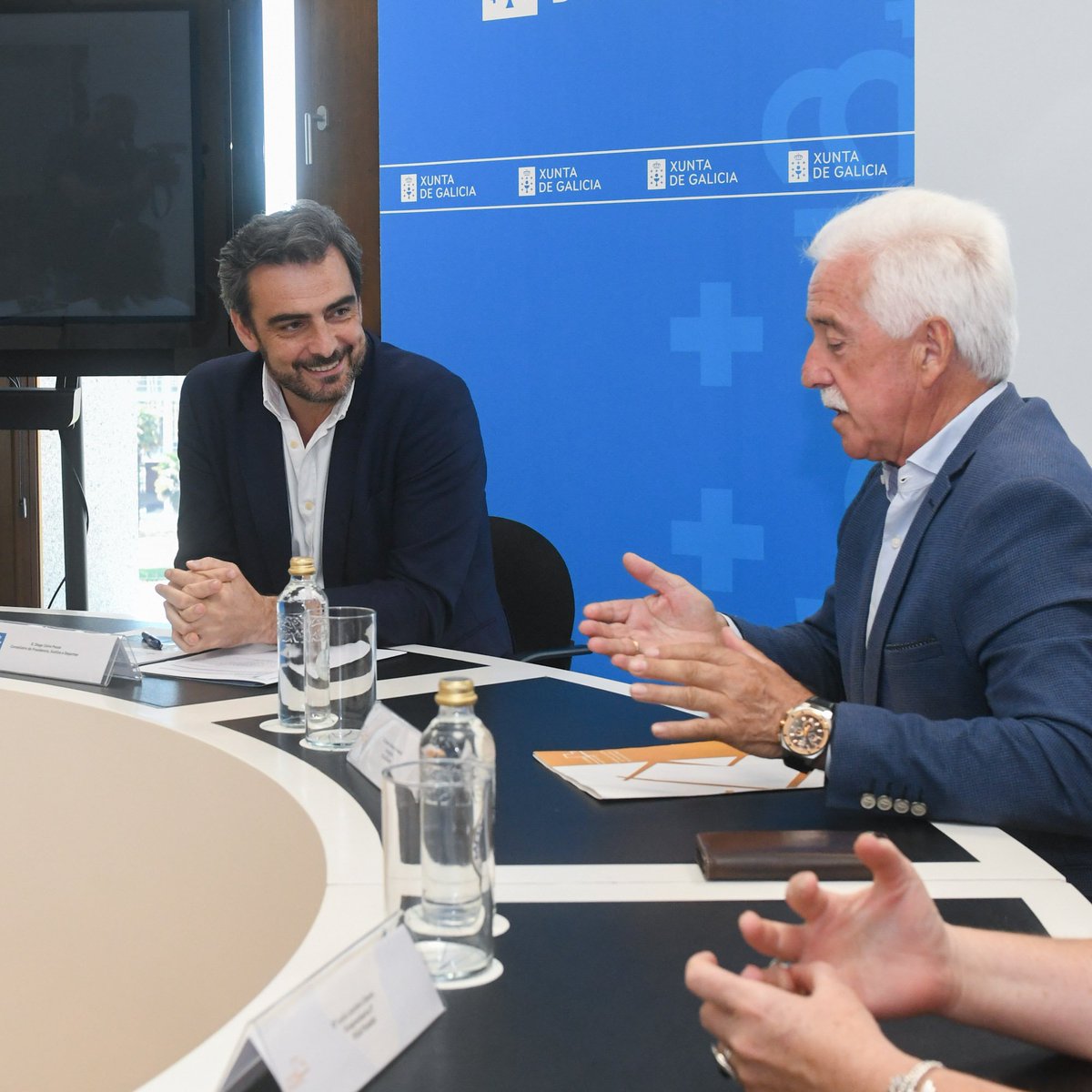 🚛O conselleiro de Presidencia abordou hoxe con <a href="/apetamcor/">@apetamcor</a> e <a href="/fegatramer/">FEGATRAMER, federación gallega de transportes</a> as demandas do transporte de mercadorías 

🚚Lembrou que a <a href="/Xunta/">Xunta de Galicia</a> apoia o sector con axudas á modernización da frota e á formación dos profesionais 

ℹ️ xunta.gal/notas-de-prens…