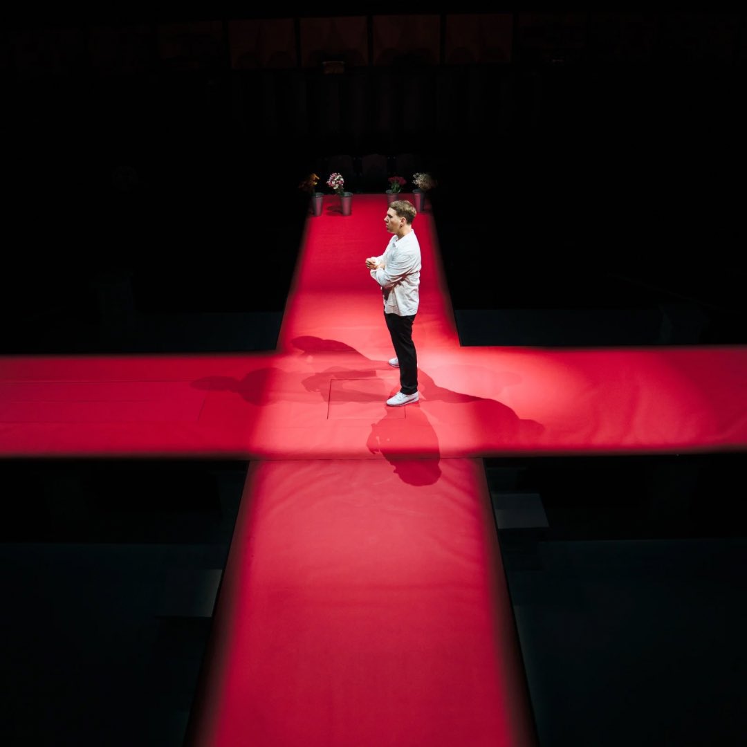 🏴󠁧󠁢󠁥󠁮󠁧󠁿 Death of England: Michael is now playing <a href="/sohoplacelondon/">@sohoplace</a> 

Here’s your first look at this powerful production 👇

📸 <a href="/helenmurraypix/">Helen Murray</a>