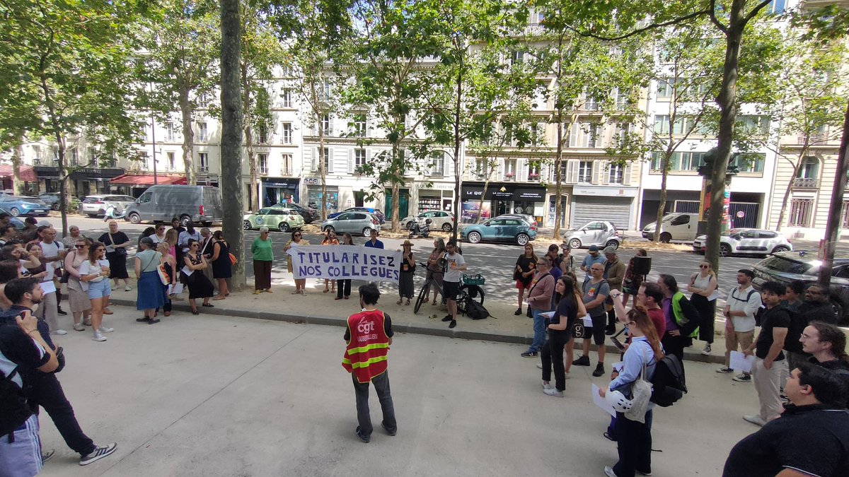 Rassemblement des agent•es du ministère du travail devant le secrétariat général des ministères sociaux pour la titularisation de 4 inspecteurices du travail stagiaires et l'arrêt du plan social en cours en IdF et PACA. Nos services sont à l'os: il faut recruter, pas licencier !