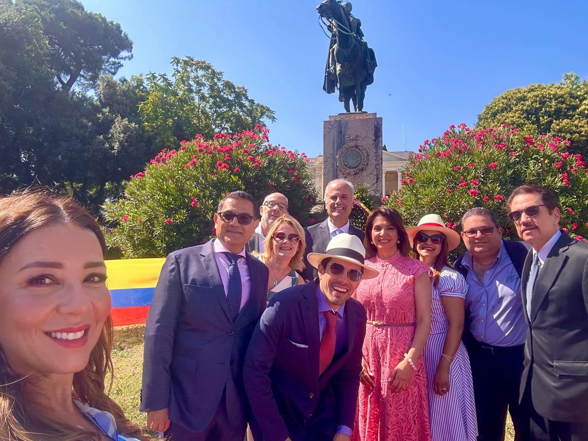 El Embajador Ernesto Pumpo acompañó a S.E. Ligia Margarita Quessep, Embajadora de la República de Colombia en la Ceremonia de colocación de una Ofrenda Floral ante la Estatua Ecuestre del General Simón Bolívar <a href="/XiomaraCastroZ/">Xiomara Castro de Zelaya</a> <a href="/EnriqueReinaHN/">Enrique Reina</a> <a href="/tonygarciac/">Tony Garcia C</a>