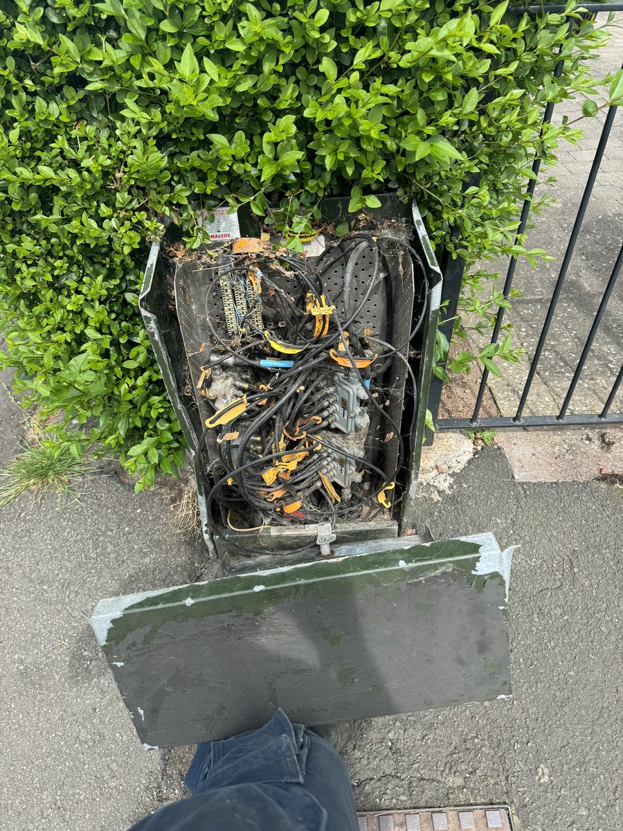 weehorace's tweet photo. @virginmedia hi, one of your cabinets in Glasgow has fallen over &amp; the cables are exposed. It’s outside 72 County Avenue, G72 7DF. Can you please send out someone to repair it? https://t.co/5iGrvALU8h