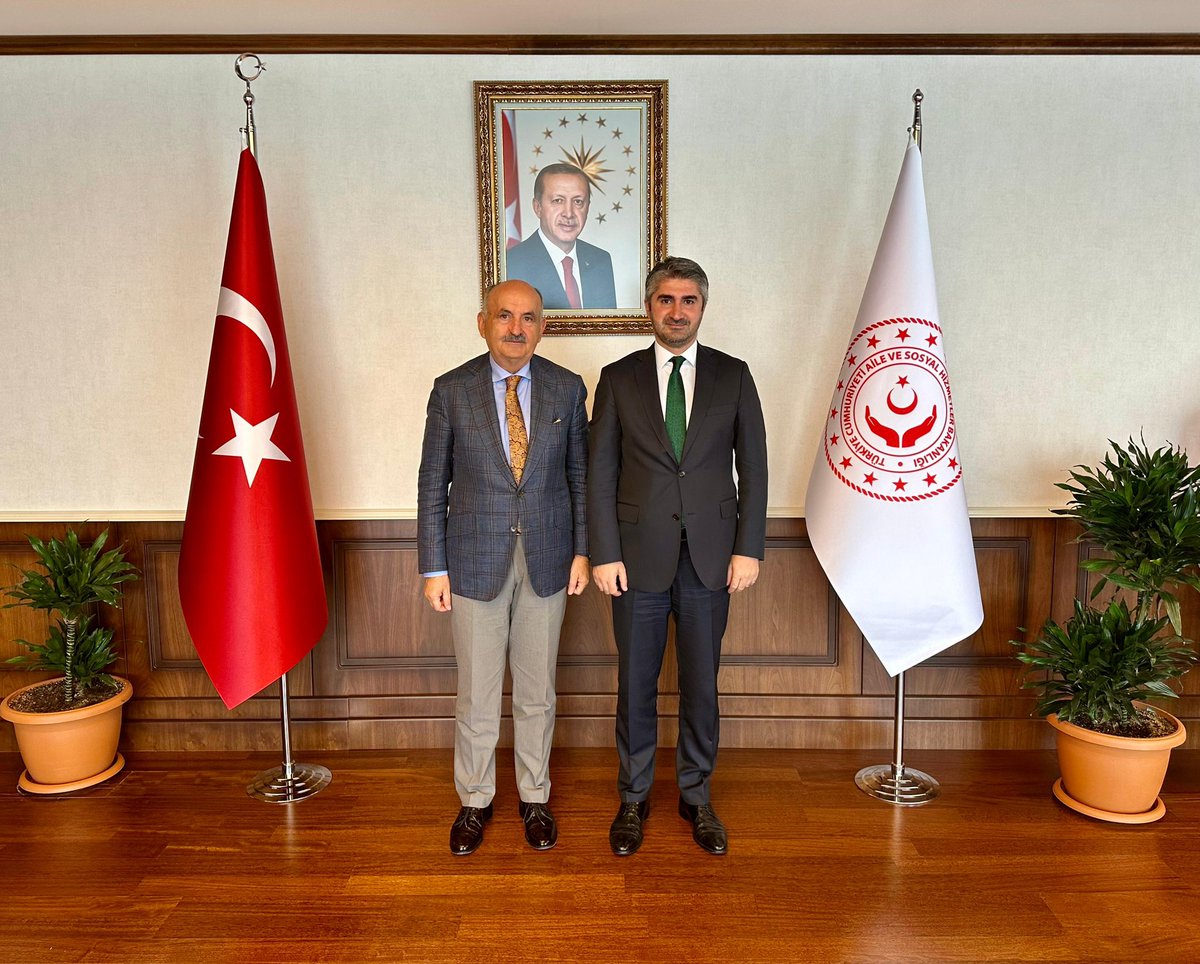 Zafer TARIKDAROĞLU (@ztarikdaroglu) on Twitter photo Sağlık Bakanlığı ile Çalışma ve Sosyal Güvenlik Bakanlığı Dönemlerinde birlikte çalışmaktan büyük mutluluk duyduğum, tecrübeleriyle her daim bizlere destek olan kıymetli büyüğüm Sayın Mehmet Müezzinoğlu‘nu Bakanlığımızda misafir ettik. Sayın Bakanımız <a href="/MuezzinogluDR/">Mehmet Müezzinoğlu</a> ‘na nazik Sağlık Bakanlığı ile Çalışma ve Sosyal Güvenlik Bakanlığı Dönemlerinde birlikte çalışmaktan büyük mutluluk duyduğum, tecrübeleriyle her daim bizlere destek olan kıymetli büyüğüm Sayın Mehmet Müezzinoğlu‘nu Bakanlığımızda misafir ettik. Sayın Bakanımız <a href="/MuezzinogluDR/">Mehmet Müezzinoğlu</a> ‘na nazik