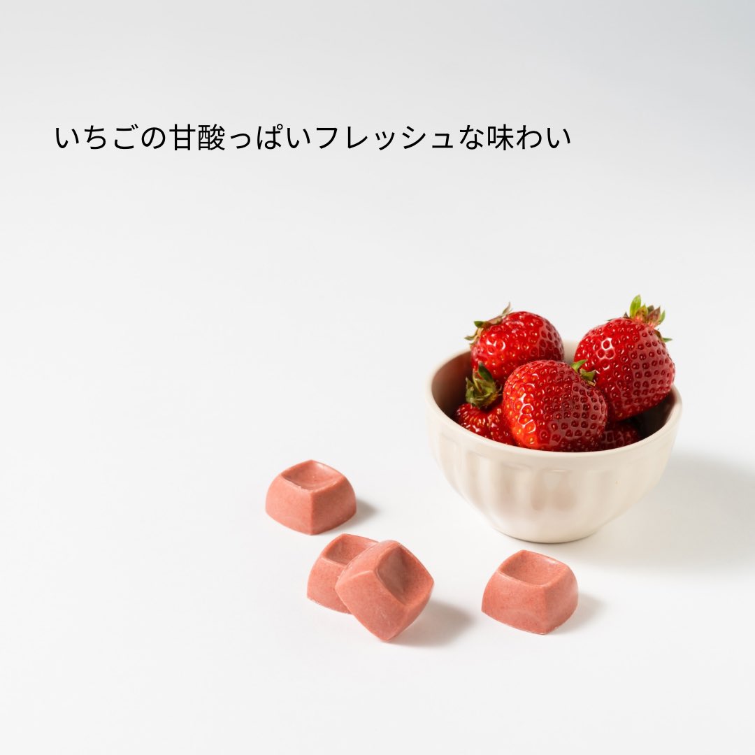 enchamble's tweet photo. フレッシュな味わいのストロベリー🍓
夏本番には欠かせない一品です🍫
#チョコレート #おやつ #お菓子 #アンシャンブル #enchamble https://t.co/M9vmFqxumR