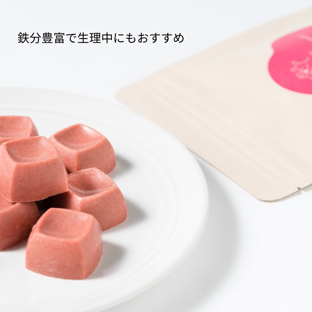 enchamble's tweet photo. フレッシュな味わいのストロベリー🍓
夏本番には欠かせない一品です🍫
#チョコレート #おやつ #お菓子 #アンシャンブル #enchamble https://t.co/M9vmFqxumR