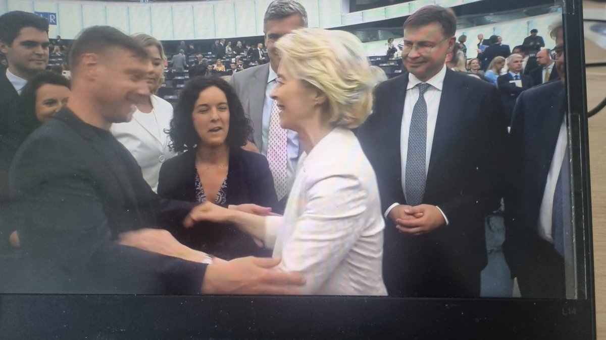 PonterluX's tweet photo. Embrassade chaleureuse avec Manon Aubry #analyselh https://t.co/dFfwp9hVsQ