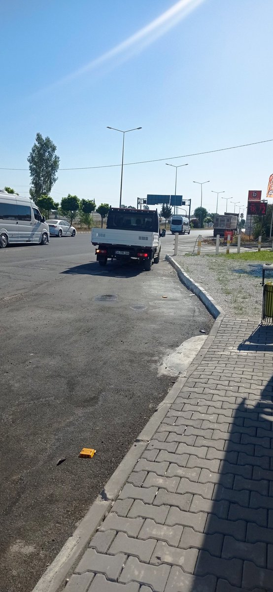 Seyhan Belediyesi temizlik işlerine ait 34 FMB 844 plakalı çift kabin Ford Transit kamyonet hafta içi hergün saat 8.45 sularunda kimi niçin Çağ Üniversitesinin önünden alıyor. Hizmet araçları ne zamandan beri makam aracı olarak kullanılıyor. 
<a href="/Oyatekin01/">Oya Tekin</a> 
<a href="/SeyhanBelediye/">Seyhan Belediyesi</a>