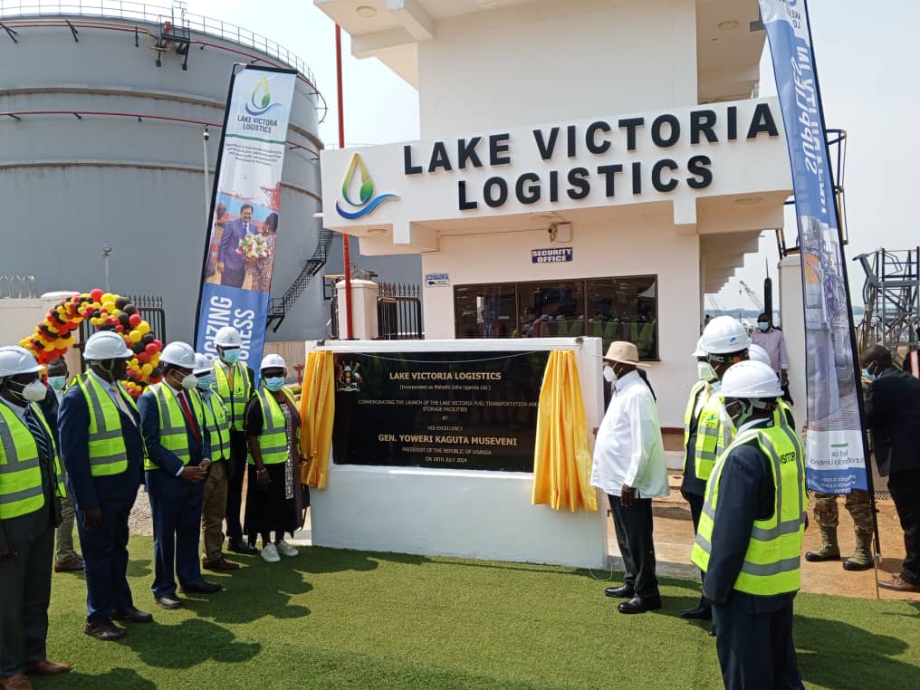 MEMD_Uganda's tweet photo. President Yoweri Museveni has officially launched the Lake Victoria Logistics plant in Bugiri-Bukasa (Kawuku) on the Entebbe - Kla Rd.
The storage tanks with a capacity of 70 million liters  is expected to reduce transportation costs by 40%. https://t.co/abayQapUmH