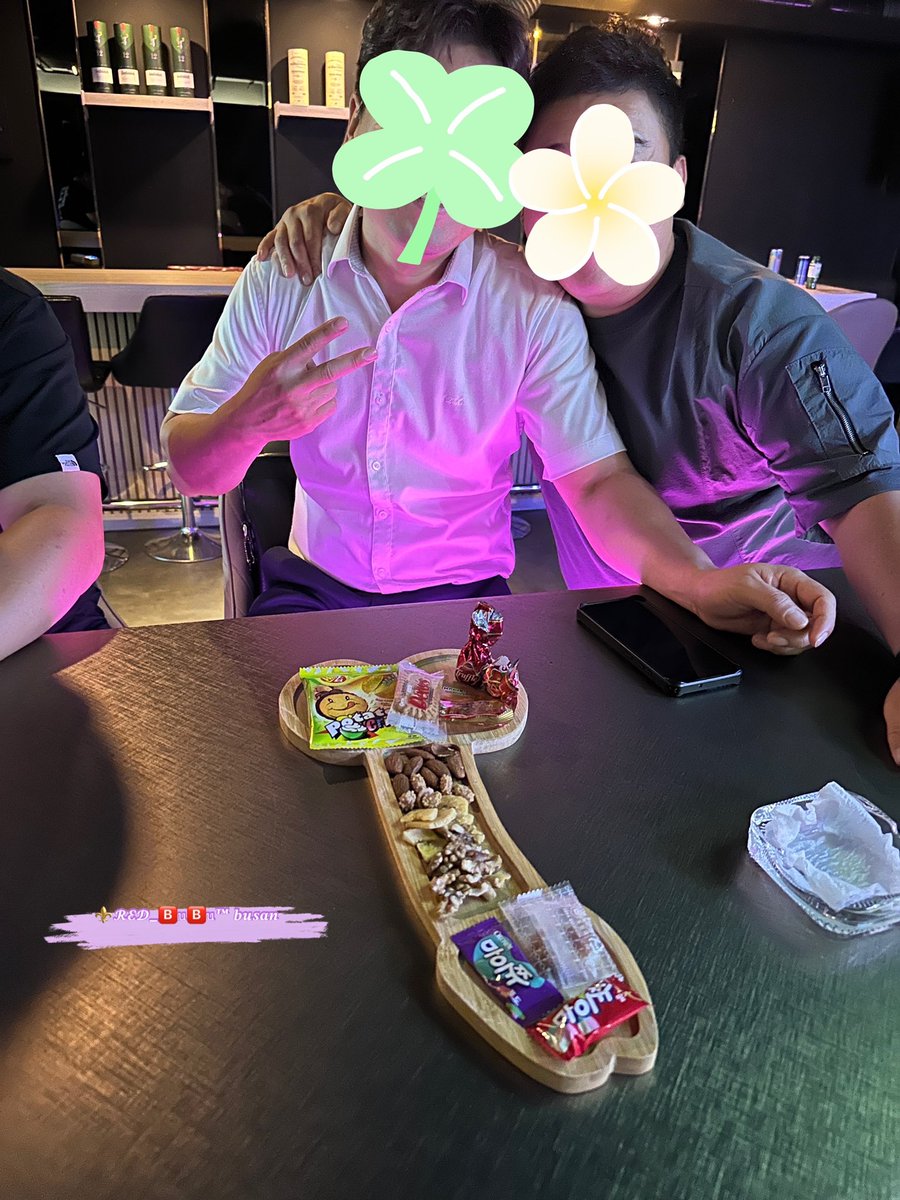 요즘 가장 최애하는 멋진 술집(가라오케)이다.

사장님 완전 이뿌고 특히 안주접시가 죽인다.

기생집 좋아하지 않는 나로써는 1차 한잔하고 여기가서 노래몇곡 부르면서 한잔 더 먹고 집에 가면 딱이다!