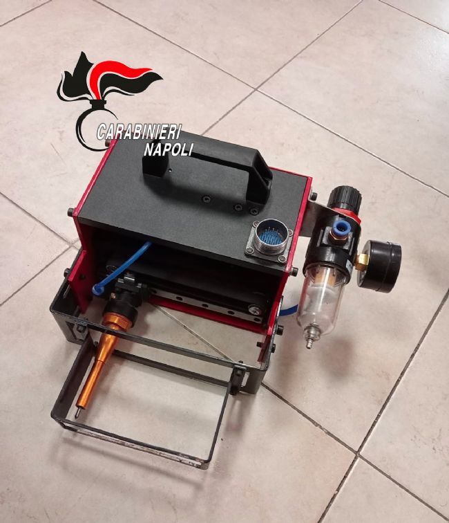 StabiaChannel's tweet image. #Trecase - Punzonatore laser di ultima generazione per modificare i telai alle auto rubate. Carabinieri eseguono fermo per 5 persone LEGGI LA NEWS: ift.tt/oYqOUVL