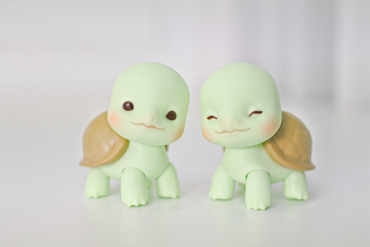 우리 꾸북이.. 
진짜 민트에 에메랄드 한방울 탄, 민트로 진화되기 직전의 연초록?색인데ㅠㅠㅠㅠ이 이뿐 색상이 사진에 다 안 담기는게 한이다 증말 ㅠㅠㅠ

뜬눈도 웃는 눈도 다 을매나 커염진데
??? : 윙크 얼굴도 해줘

ㅠㅠㅠㅠㅠㅠ