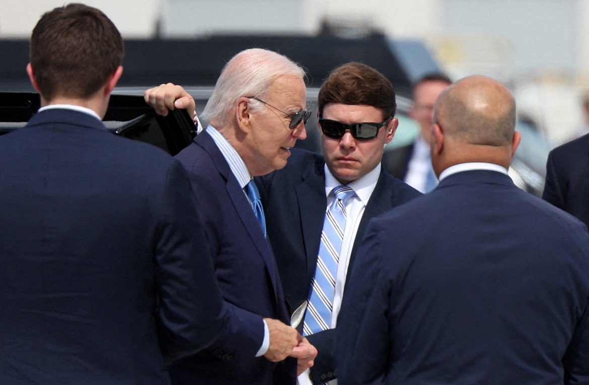 VRHax's tweet photo. @KamalaHarris needs to 25th @JoeBiden and be done with it. The guy looks not only like death warmed over but the idea that this guy has access to the nuclear codes is concerning. https://t.co/skXMrDIMM7