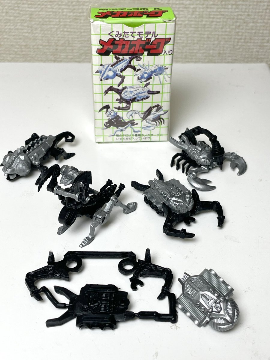 メーカー　明治製菓
商品名　　明治チョコボール　メカボーグ
販売時期　昭和53年前後
価格　　　100円

くみたてモデル　メカボーグ
全5種類　攻撃性の高めの生物をチョイス
軟質のプラ素材を利用して、一部を反らせその反動を使ったギミック等があり。

#おまけ　#明治製菓　#メカボーグ