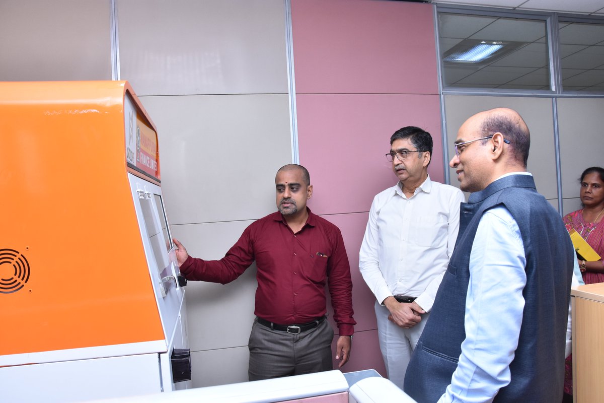 STPIChennai's tweet photo. Shri. Krishan Kumar Singh - Joint Secretary,
@GoI_MeitY along with Director Dr. @Sanjay_tyagii
STPI-Chennai, visited the #FinBlue CoE Incubation facilities @STPIChennai and interacted with the startups. https://t.co/ICJiITnryf