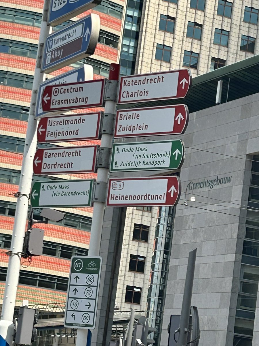 ‘Baas, tunnel past niet op het bord’
Baas: ‘Maar als we een -n weghalen, past het dan wel?’
Werknemer: ‘Ja, dan wel.’ 
Baas: ‘Oké, dan doen we het zo’

Zo moet het ongeveer zijn gegaan. ‘Heinenoordtunel’ rechtdoor! #Rotterdam #taalvoutjes