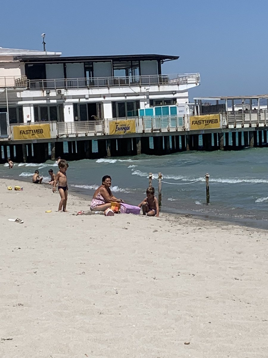 Guardo i bambini, faticano a fare anche le cose più semplici, un castello di sabbia o una rincorsa con tuffo in acqua anche bassa. Stringono le mani dei padri incerti e insicuri. Noi, uomini di sport, pensiamo davvero che un aiuto per loro venga dall'agonismo esasperato?