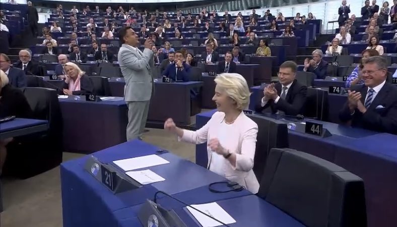 olatzarrietab's tweet photo. Ursula Von der Leyenek Batzordeko presidente izaten jarraituko du Europako Parlamentuan aldeko 401 boto eta kontrako 284 jaso eta gero. 
Bigarren agintaldian lehenengoan  baino boto gehiago lortu ditu #EuropeanParliament https://t.co/vgmOSJNyrg