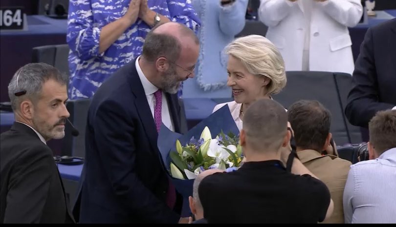 Ursula Von der Leyenek Batzordeko presidente izaten jarraituko du Europako Parlamentuan aldeko 401 boto eta kontrako 284 jaso eta gero. 
Bigarren agintaldian lehenengoan  baino boto gehiago lortu ditu #EuropeanParliament