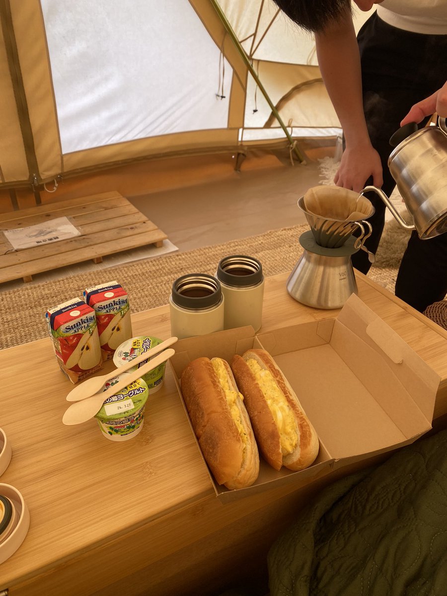 bmoon_07's tweet photo. グランピング🏕️
雨降ってたけど、初めてのテントサウナも気持ちよかった〜
大自然すぎて、いい空気吸収〜！ https://t.co/kdBMvI5MBg