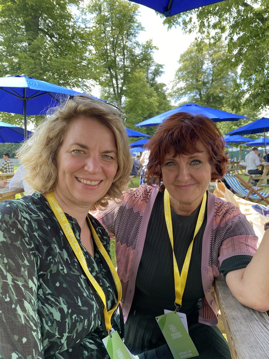 HollsteinM's tweet photo. Die Sonne strahlt über #BlenheimPalace und ich habe ein spontanes #Twitterdate mit @annettedittert gehabt😍!
Und euer Tag so? https://t.co/bqENfFsutt