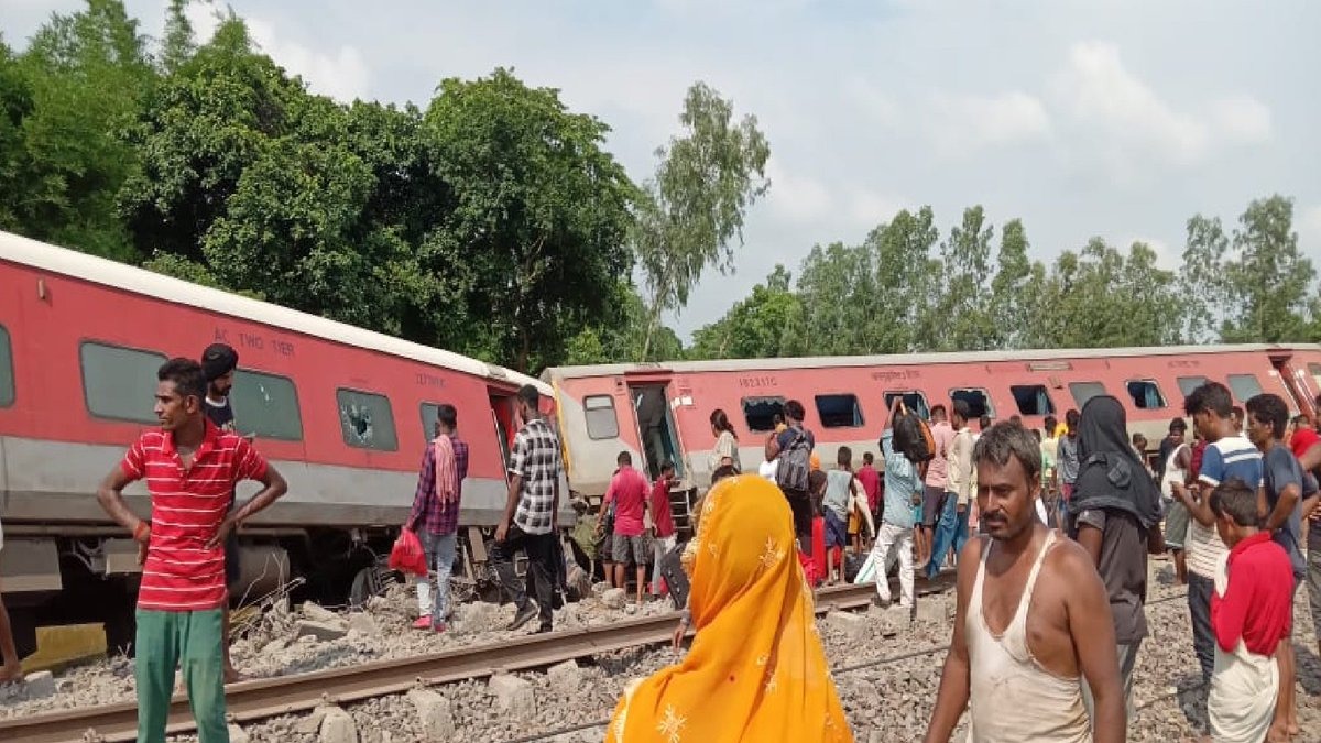 KaranKu92501545's tweet photo. If you want to commit suicide then travel in Indian Railways once.  #TrainAccident #DibrugarhExpress #Dibrugarh #Railminister #RailAccident https://t.co/1Va1unGLeB